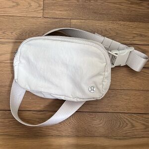 Lululemon everywhere belt bag
